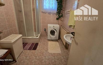 Priestranný poschodový rodinný dom v centre Radošiny