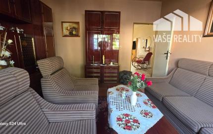 Priestranný poschodový rodinný dom v centre Radošiny