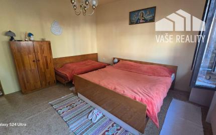 Priestranný poschodový rodinný dom v centre Radošiny