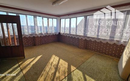 Priestranný poschodový rodinný dom v centre Radošiny