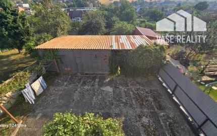 Priestranný poschodový rodinný dom v centre Radošiny