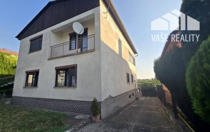 Priestranný poschodový rodinný dom v centre Radošiny