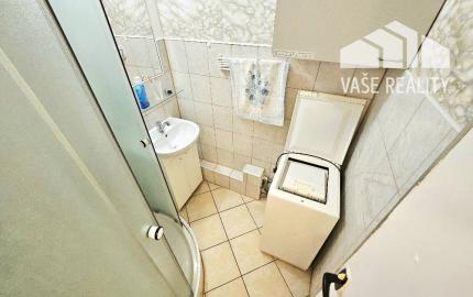 1 IZBOVÝ BYT BÁNOVCE NAD BEBRAVOU/ VEĹKOMETRÁŽNY / 42 m2/BALKÓN