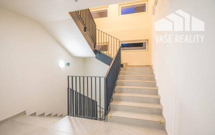 Štýlový 1-izbový byt v novostavbe s parkovacím miestom – Partizánske, 