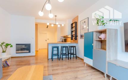 NA PREDAJ  Luxusný 2-izbový byt s dvoma balkónmi, garážou, Hrachová