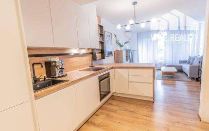 NA PREDAJ  Luxusný 2-izbový byt s dvoma balkónmi, garážou, Hrachová