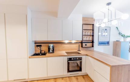 NA PREDAJ  Luxusný 2-izbový byt s dvoma balkónmi, garážou, Hrachová