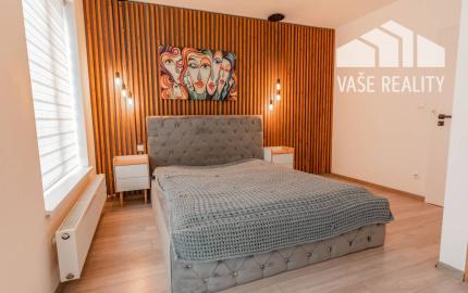 NA PREDAJ  Luxusný 2-izbový byt s dvoma balkónmi, garážou, Hrachová