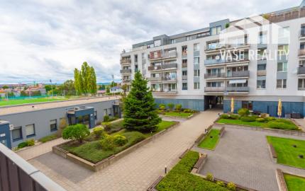 NA PREDAJ  Luxusný 2-izbový byt s dvoma balkónmi, garážou, Hrachová