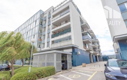 NA PREDAJ  Luxusný 2-izbový byt s dvoma balkónmi, garážou, Hrachová