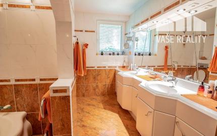 Krásny 7-izbový RD, 328 m² + 1389 m² pozemok, Trebostovo, okres Martin