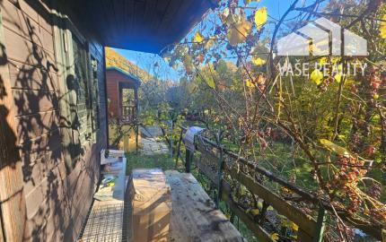 Oddych v srdci prírody - záhrada s chatkou v kúpeľnom meste