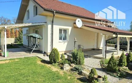 RODINNÝ DOM - PODLUŽANY - 4 IZBOVÝ -148 M2 NA POZEMKU 1049 M2