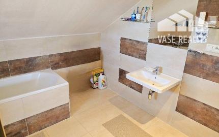 RODINNÝ DOM - PODLUŽANY - 4 IZBOVÝ -148 M2 NA POZEMKU 1049 M2