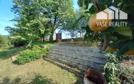 *REZERVOVANÉ* Slnečná záhrada s murovanou chatkou, Nemšová časť Ľuborč