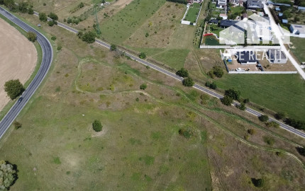 INVESTIČNÝ POZEMOK 2250 M2 NA PREDAJ – KRAKOVANY, časť STRÁŽE