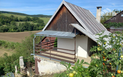 *REZERVOVANÉ* Slnečná záhrada s murovanou chatkou, Nemšová časť Ľuborč