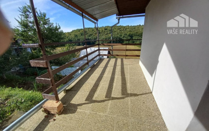 *REZERVOVANÉ* Slnečná záhrada s murovanou chatkou, Nemšová časť Ľuborč