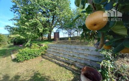 *REZERVOVANÉ* Slnečná záhrada s murovanou chatkou, Nemšová časť Ľuborč