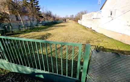 Stavebný pozemok 1950 m2 pre dva domy, 2x všetky IS, Ostrov