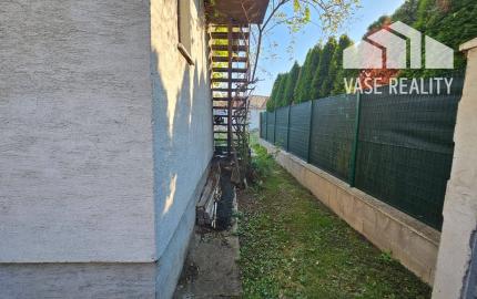 REKREAČNÝ DOMČEK  V CENTRE OBCE OSTROV PRI PIEŠŤANOCH