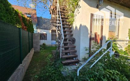 REKREAČNÝ DOMČEK  V CENTRE OBCE OSTROV PRI PIEŠŤANOCH