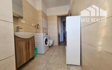 EXKLUZÍVNE - Priestranný 2 izbový byt v obci Motešice 