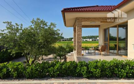 NOVOSTAVBA 4-IZBOVÉHO BUNGALOVU LEN 7 KM OD PIEŠŤAN – SOKOLOVCE