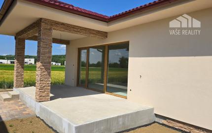NOVOSTAVBA 4-IZBOVÉHO BUNGALOVU LEN 7 KM OD PIEŠŤAN – SOKOLOVCE