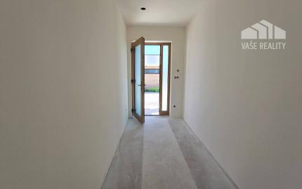 NOVOSTAVBA 4-IZBOVÉHO BUNGALOVU LEN 7 KM OD PIEŠŤAN – SOKOLOVCE