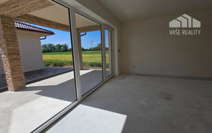 NOVOSTAVBA 4-IZBOVÉHO BUNGALOVU LEN 7 KM OD PIEŠŤAN – SOKOLOVCE