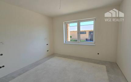 NOVOSTAVBA 4-IZBOVÉHO BUNGALOVU LEN 7 KM OD PIEŠŤAN – SOKOLOVCE