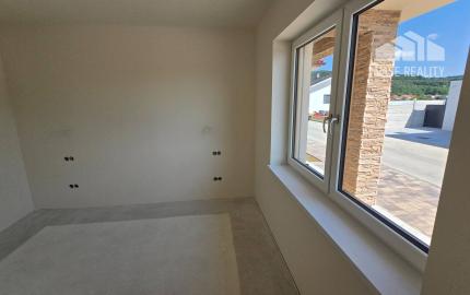 NOVOSTAVBA 4-IZBOVÉHO BUNGALOVU LEN 7 KM OD PIEŠŤAN – SOKOLOVCE