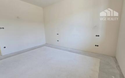 NOVOSTAVBA 4-IZBOVÉHO BUNGALOVU LEN 7 KM OD PIEŠŤAN – SOKOLOVCE