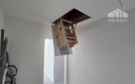 NOVOSTAVBA 4-IZBOVÉHO BUNGALOVU LEN 7 KM OD PIEŠŤAN – SOKOLOVCE