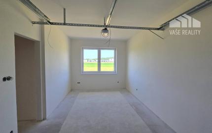 NOVOSTAVBA 4-IZBOVÉHO BUNGALOVU LEN 7 KM OD PIEŠŤAN – SOKOLOVCE