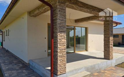 NOVOSTAVBA 4-IZBOVÉHO BUNGALOVU LEN 7 KM OD PIEŠŤAN – SOKOLOVCE