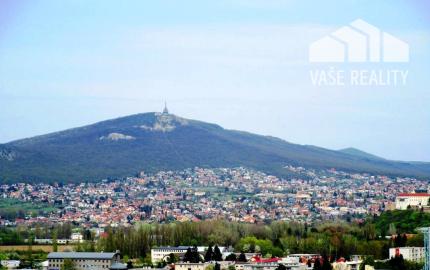 REZERVOVANÉ! Prenájom veľký 2 izbový byt 67m2 s dvomi balkónmi Nitra