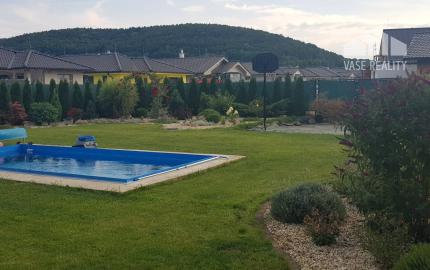 Novostavba - bungalov 100 m2 v obci Košeca, pozemok 800 m2