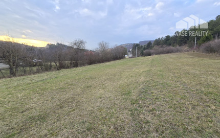 STAVEBNÝ POZEMOK 1334 m2 + VEĽKÁ ZÁHRADA 900 m2 TRENČIANSKE MITICE