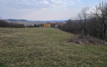 STAVEBNÝ POZEMOK 1334 m2 + VEĽKÁ ZÁHRADA 900 m2 TRENČIANSKE MITICE