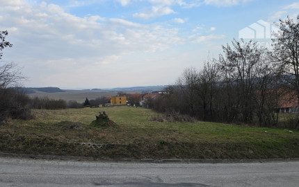 STAVEBNÝ POZEMOK 1334 m2 + VEĽKÁ ZÁHRADA 900 m2 TRENČIANSKE MITICE