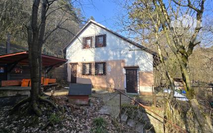 Rekreačný dom – murovaná chata s krbom, kanalizáciou a novou strechou, Dobrá Voda