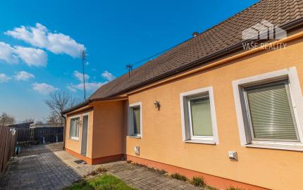 Útulný rodinný dom s garážou a krbom v pokojnej obci Závod – len 45 km od Bratislavy