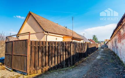 Útulný rodinný dom s garážou a krbom v pokojnej obci Závod – len 45 km od Bratislavy