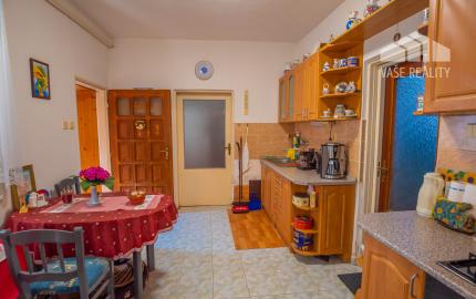 Útulný rodinný dom s garážou a krbom v pokojnej obci Závod – len 45 km od Bratislavy