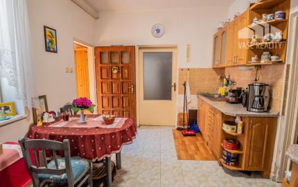 Útulný rodinný dom s garážou a krbom v pokojnej obci Závod – len 45 km od Bratislavy