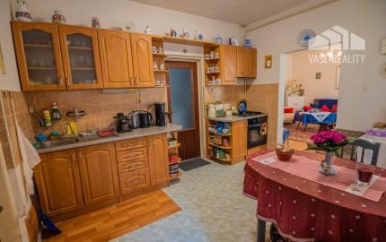 Útulný rodinný dom s garážou a krbom v pokojnej obci Závod – len 45 km od Bratislavy