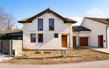 PRIESTRANNÝ RODINNÝ DOM MORAVANY N/V – UZAVRETÁ HRUBÁ STAVBA, GARÁŽ, VŠETKY SIETE