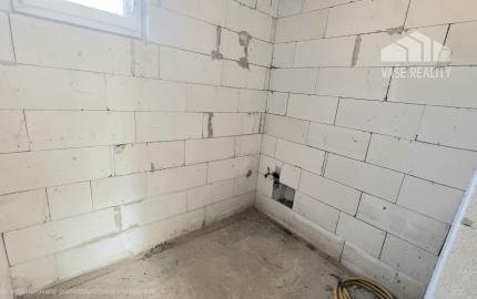 PRIESTRANNÝ RODINNÝ DOM MORAVANY N/V – UZAVRETÁ HRUBÁ STAVBA, GARÁŽ, VŠETKY SIETE